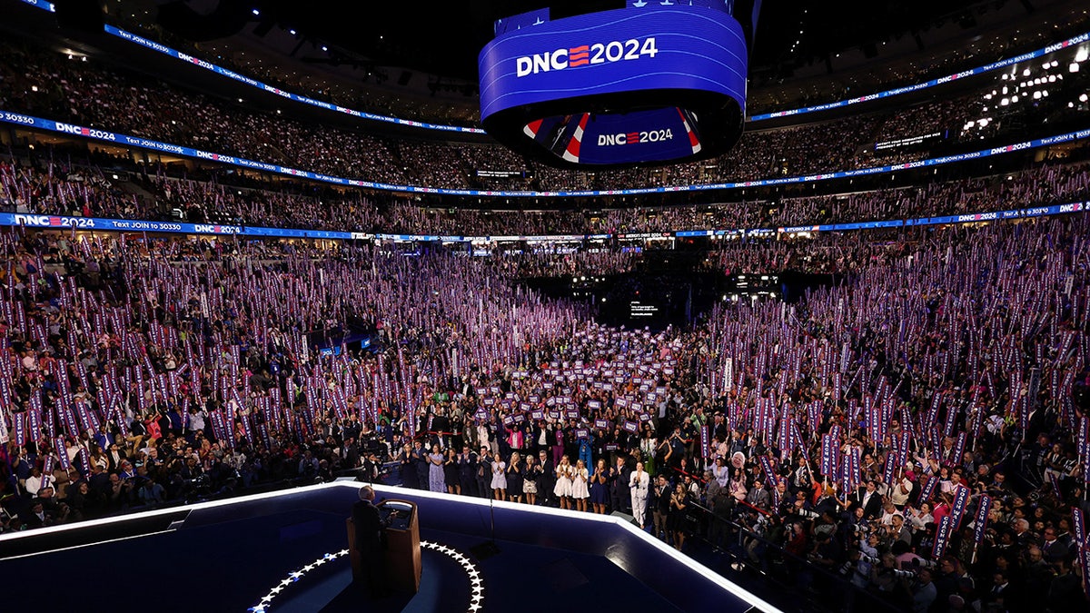 Tim Walz sube al escenario el tercer día de la Convención Nacional Demócrata