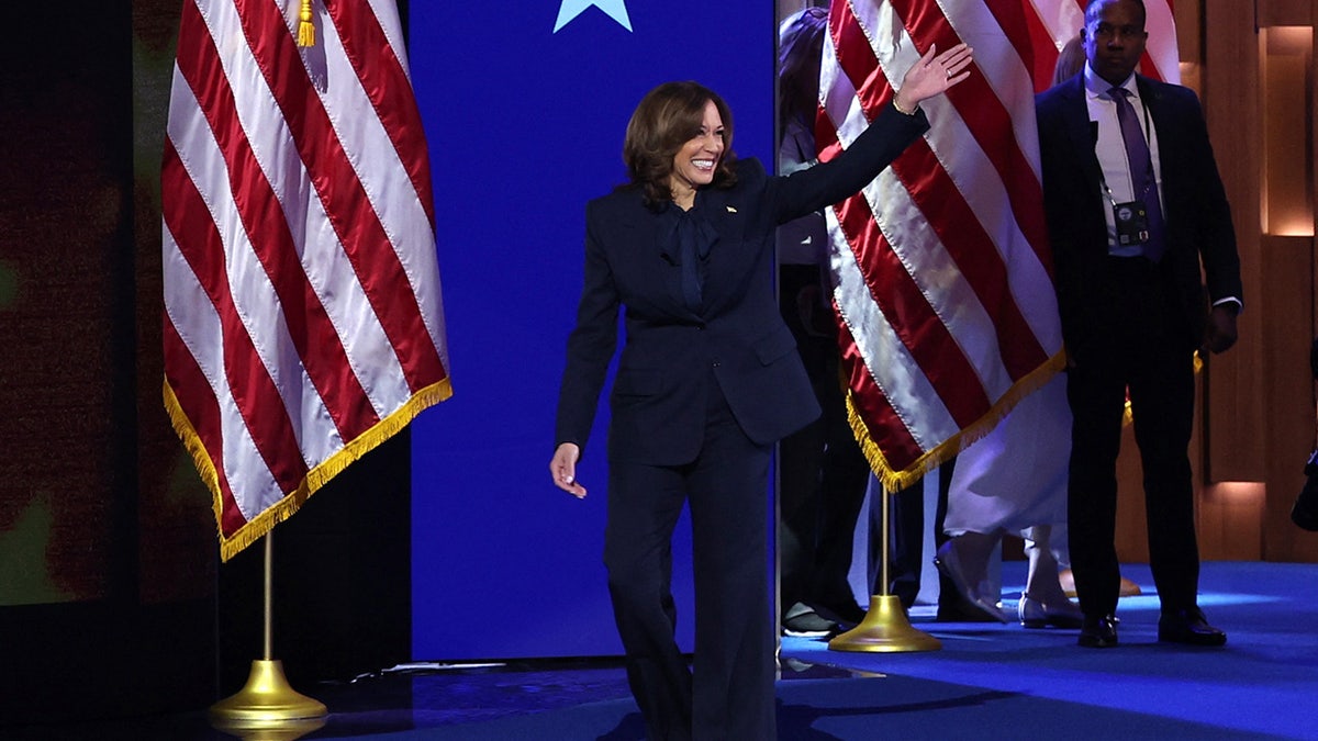 Kamala Harris tampil di panggung pada Hari ke-4 Konvensi Nasional Partai Demokrat