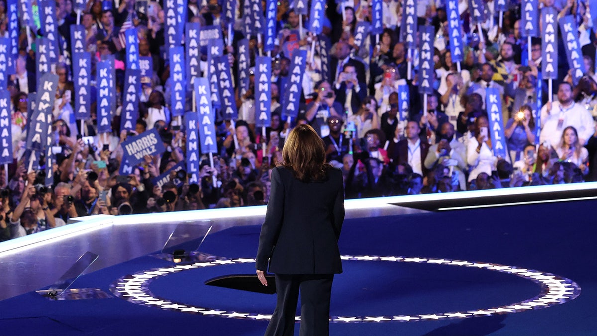 Kamala Harris sube al escenario en el cuarto día de la Convención Nacional Demócrata