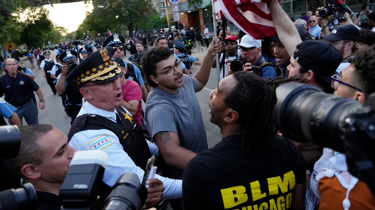 la policía se enfrenta a manifestantes en Chicago