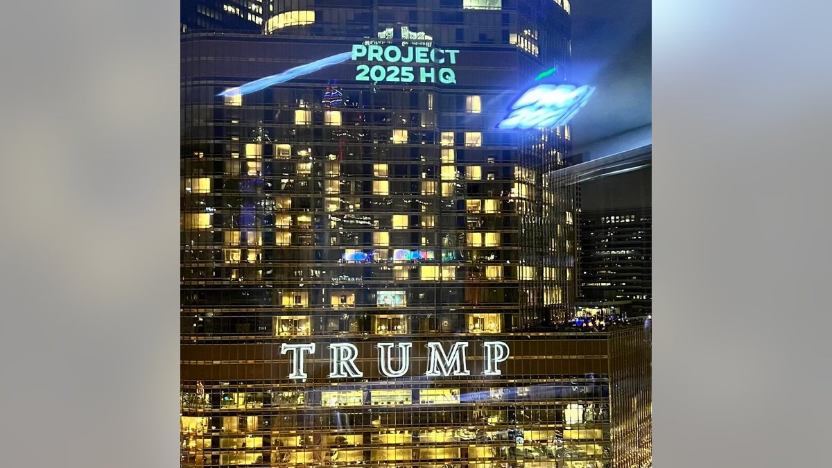 El Comité Nacional Demócrata proyecta imágenes sobre la Torre Trump en Chicago en vísperas de la convención nacional de los demócratas el 18 de agosto de 2024.