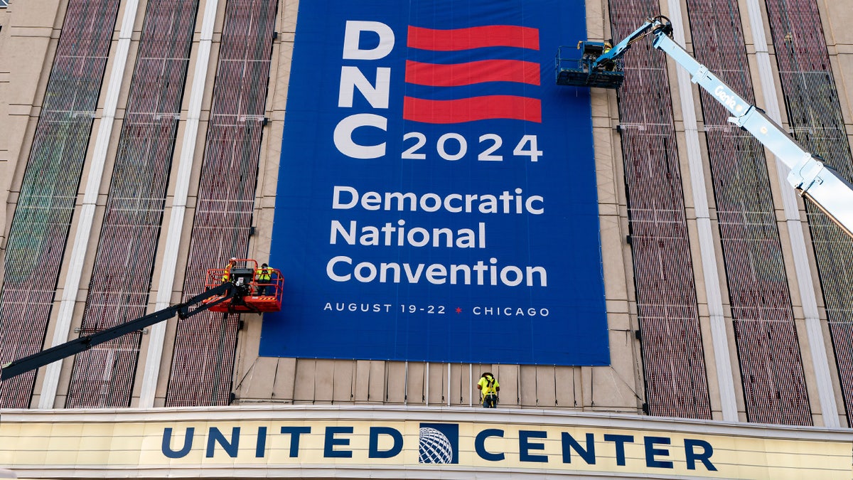 United Center, DNC sign