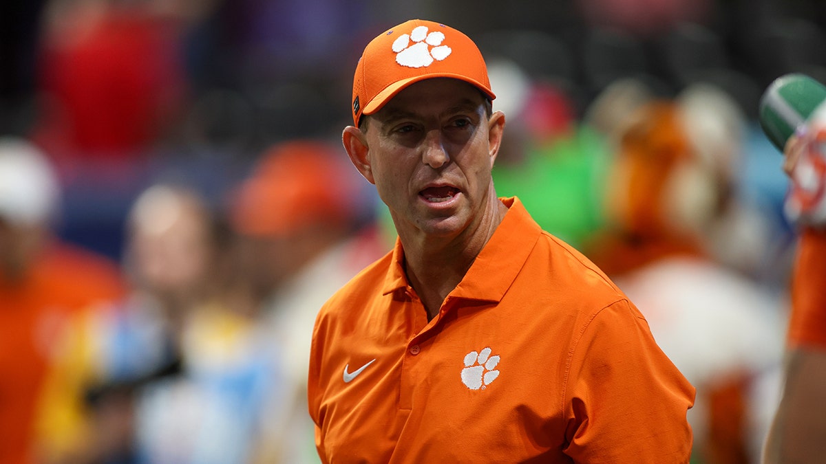 Dabo Swinney olha para o campo