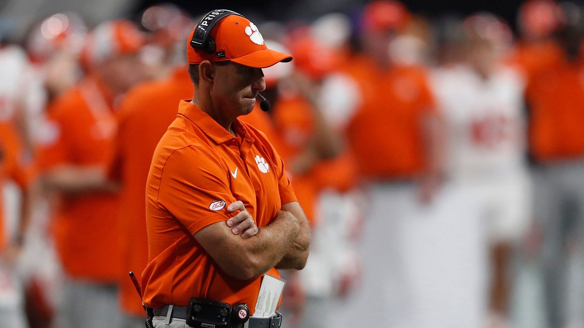 Dabo Swinney olha para o campo