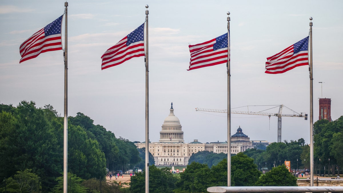 Banderas americanas ondean junto al Monumento a Washington con una vista del Capitolio a sus espaldas el 9 de julio de 2024.