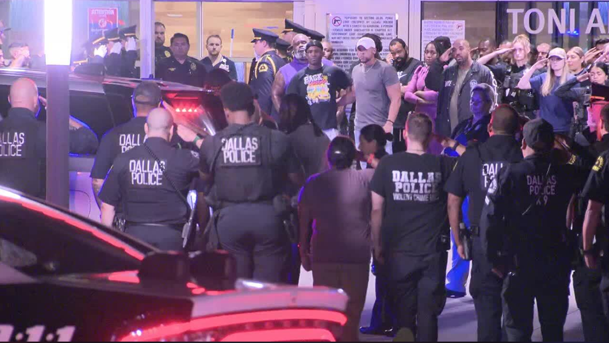 Agentes de policía de Dallas saludan