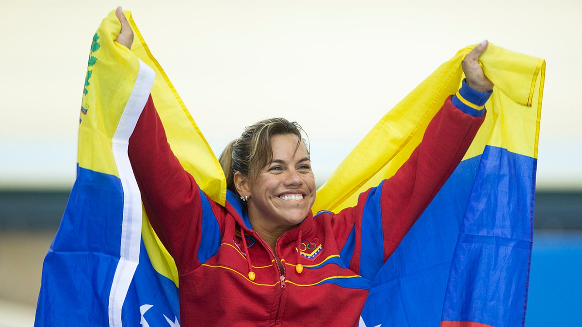 Daniela Larreal ondea una bandera