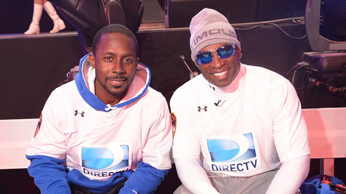 Desmond Howard se sienta junto a Deion Sanders