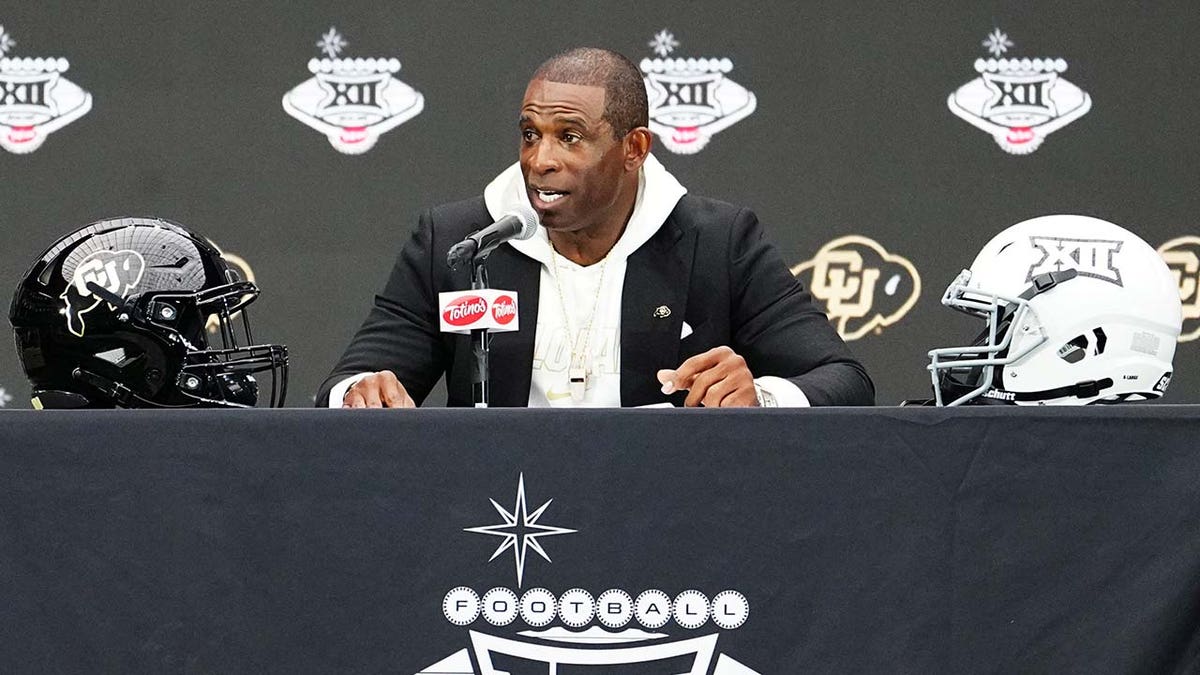 Deion Sanders berbicara kepada media