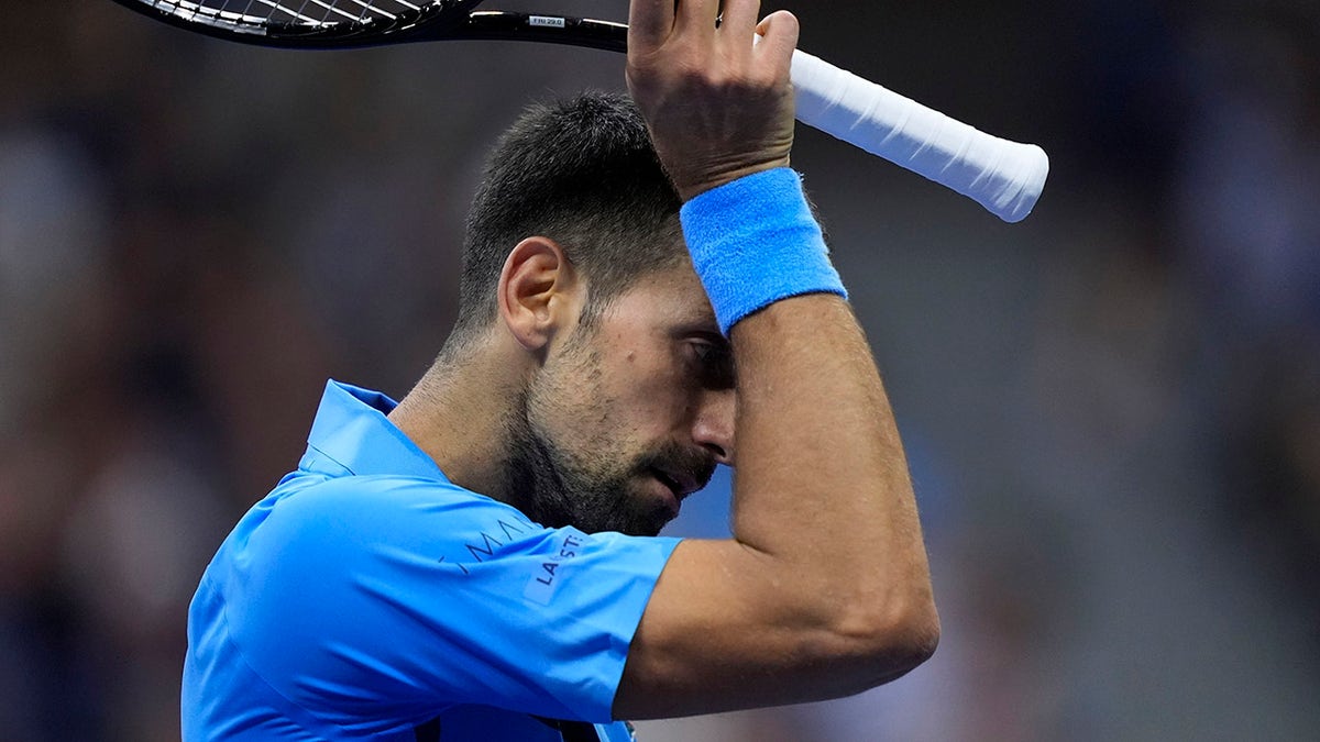 Novak Djokovic limpa o rosto