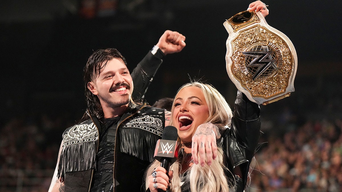 Dominik Mysterio y Liv Morgan