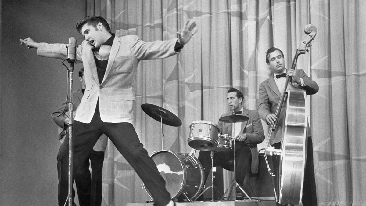 Foto en blanco y negro de Elvis Presley moviendo las caderas en televisión