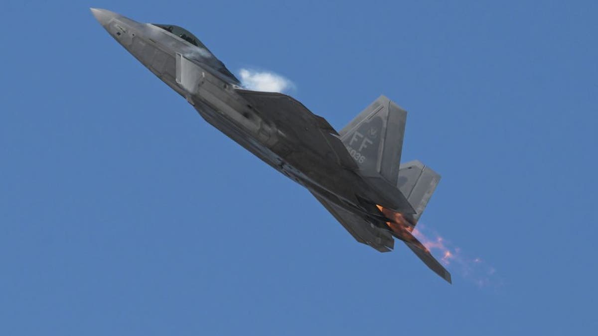 El F-22 raptor vuela el 9 de abril de 2024