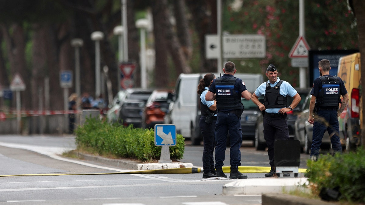 La policía francesa hace guardia después de que se incendiaran varios coches frente a la sinagoga de la ciudad, en La Grande-Motte