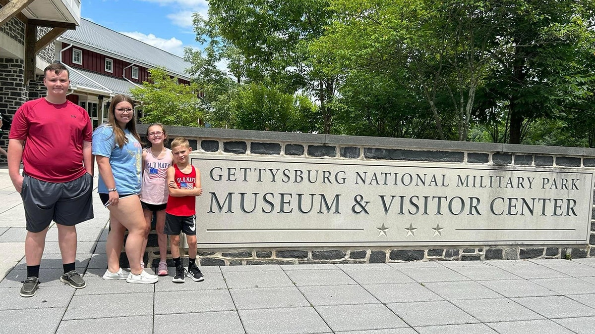 Sześcioosobowa rodzina zatrzymała się w Gettysburg National Military Park podczas wizyty w Gettysburg w Pensylwanii.