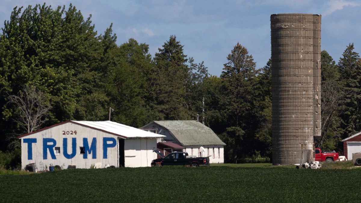 Ein riesiges Trump-Schild an der Seite eines Lagerhauses in Iowa.