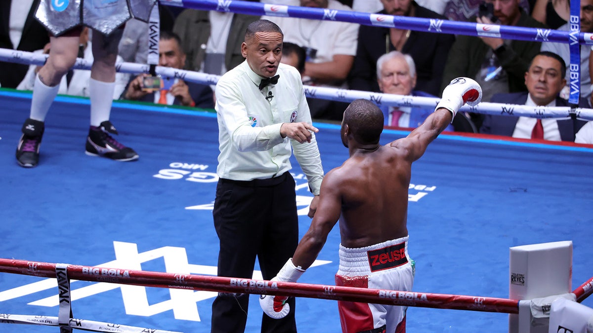 Floyd Mayweather Jr fights with the ref