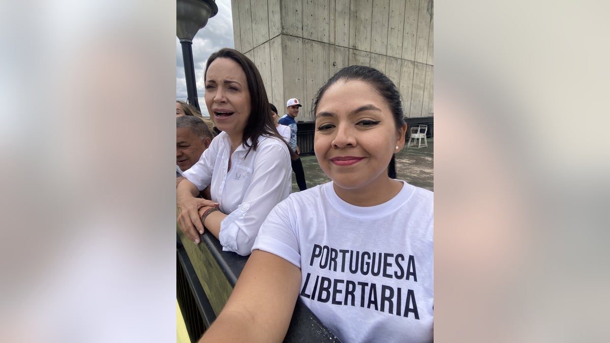 La activista venezolana detenida María Oropeza, a la derecha, con la líder opositora María Corina Machado.