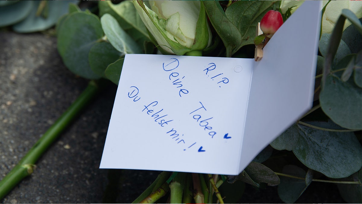 Flores en memoria del apuñalamiento