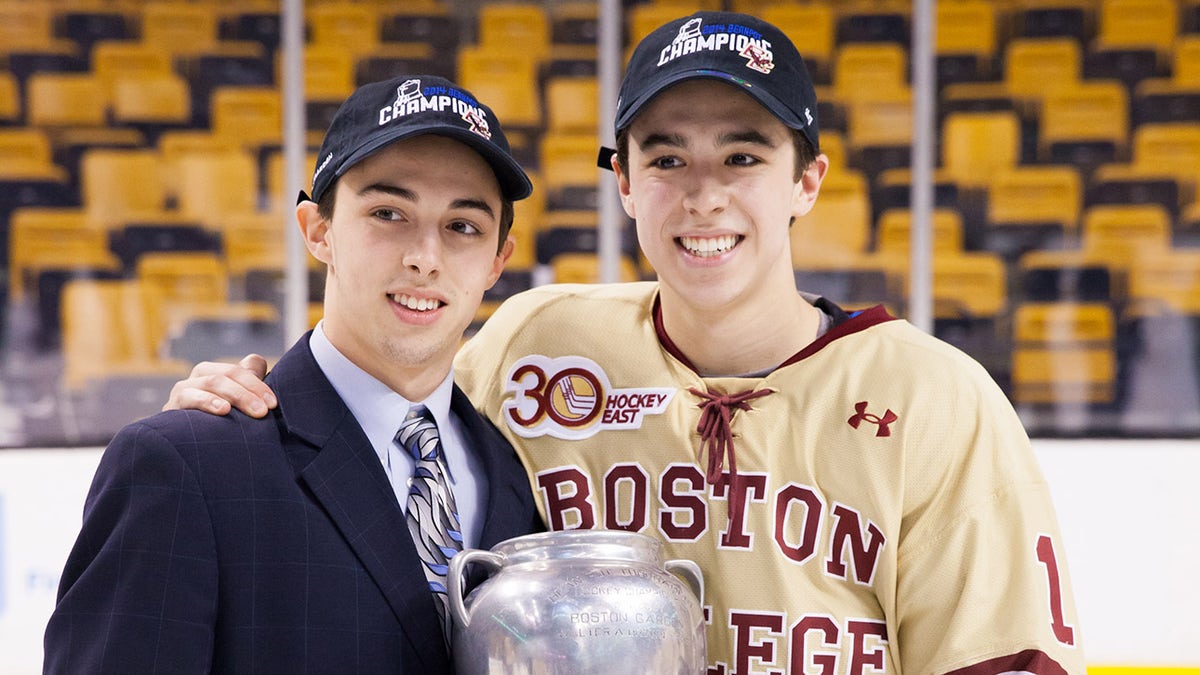 Johnny y Matthew Gaudreau en la pista de hielo