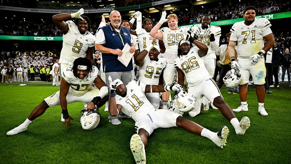 Los jugadores de Georgia Tech lo celebran