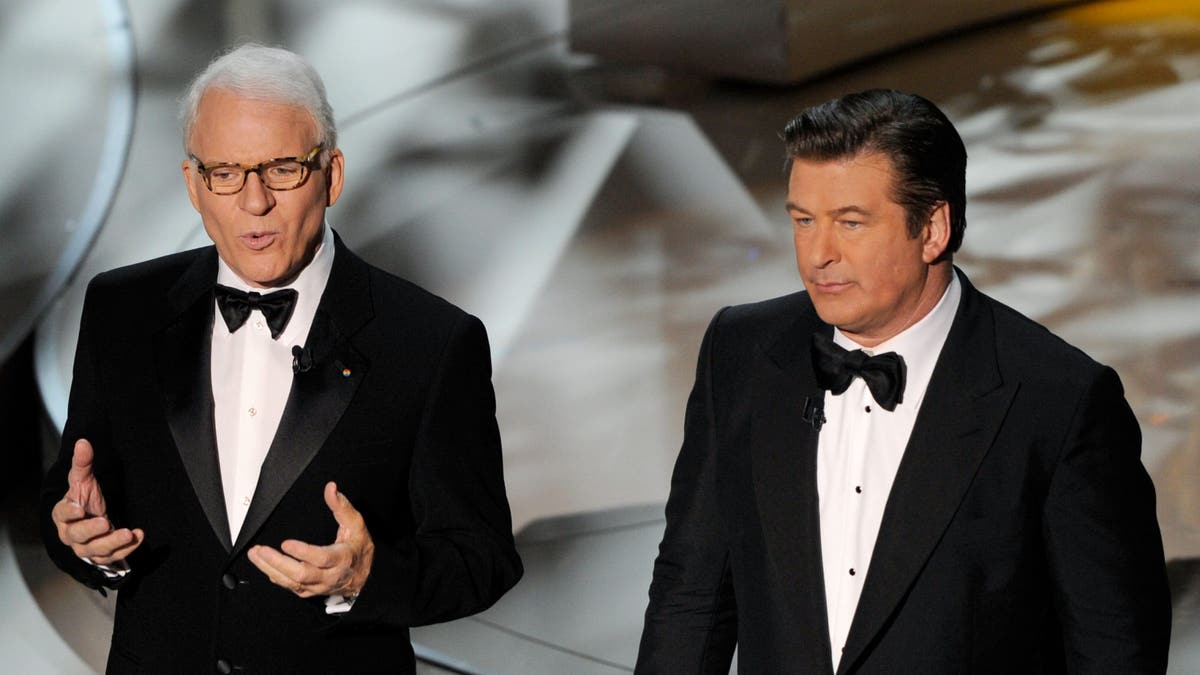 Alec Baldwin dan Steve Martin menjadi pembawa acara Oscar