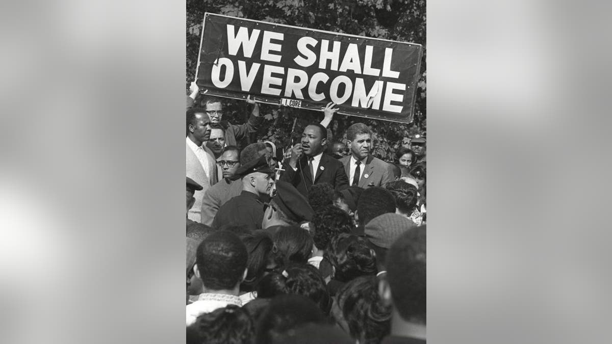 El Dr. King con el cartel "Venceremos