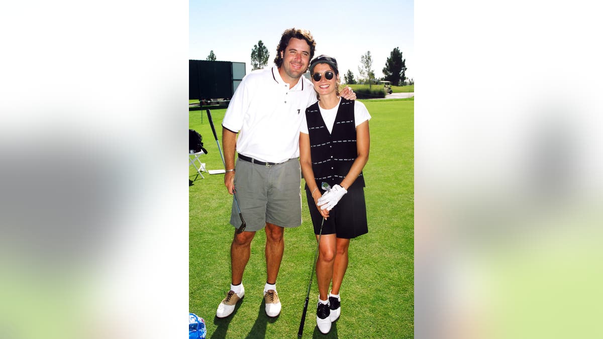 vince gill y amy grant posan juntos en un campo de golf en 1996