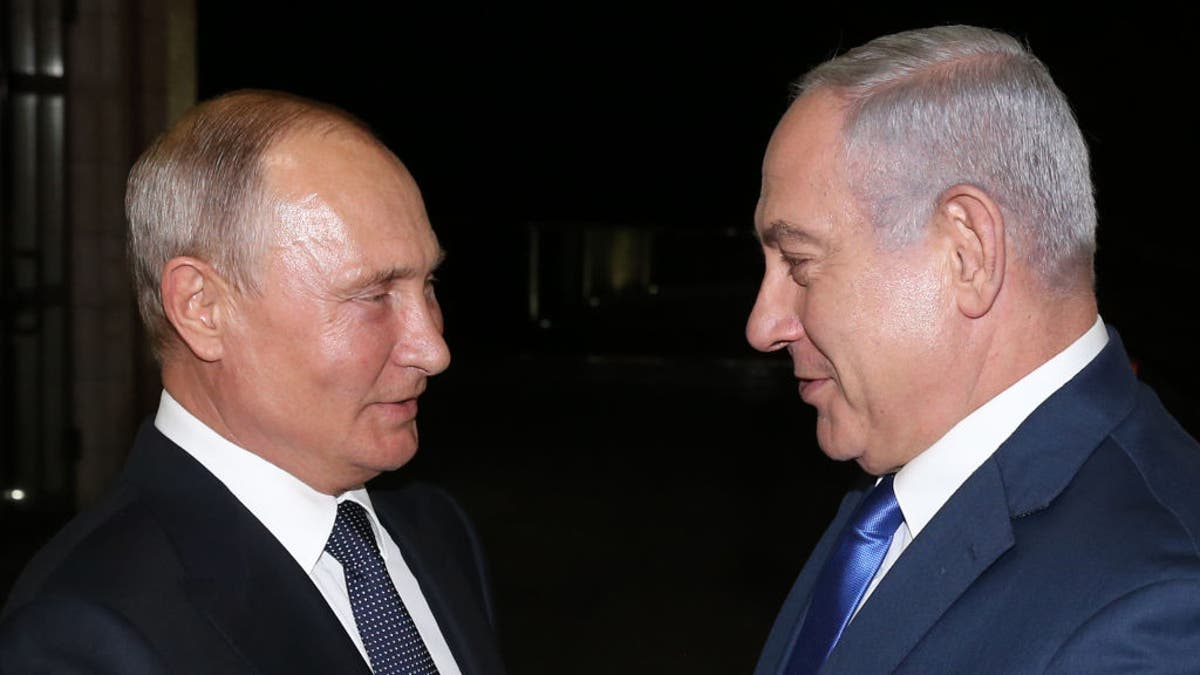 El presidente ruso, Vladímir Putin (izquierda), saluda al primer ministro israelí, Benjamín Netanyahu, durante su reunión en Sochi (Rusia), el 12 de septiembre de 2019.