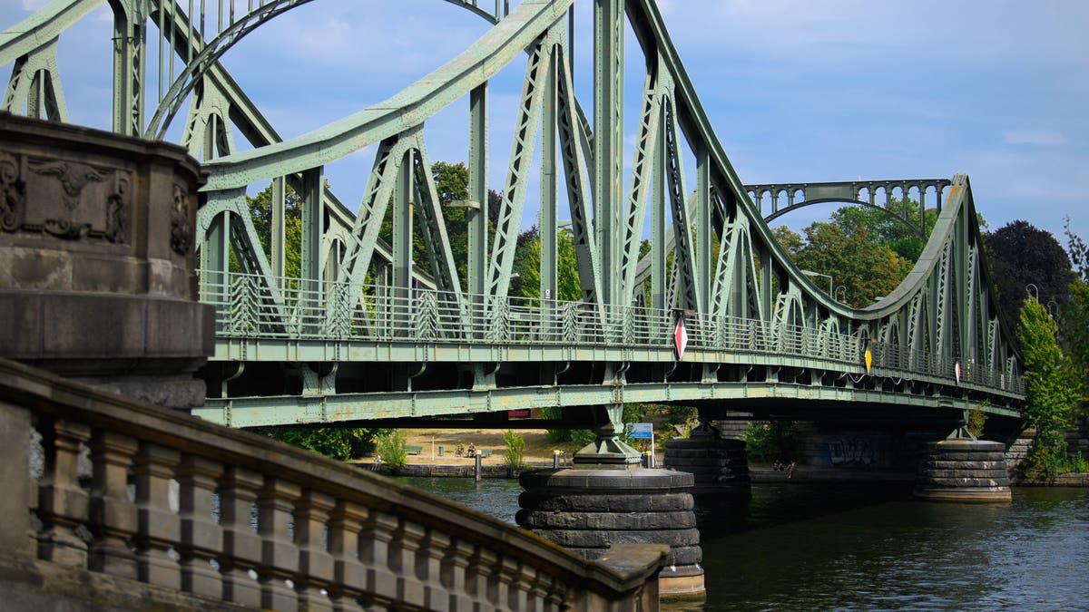 Esta es una vista del Puente Glienicke, conocido como el "Puente de los Espías", en 2020.