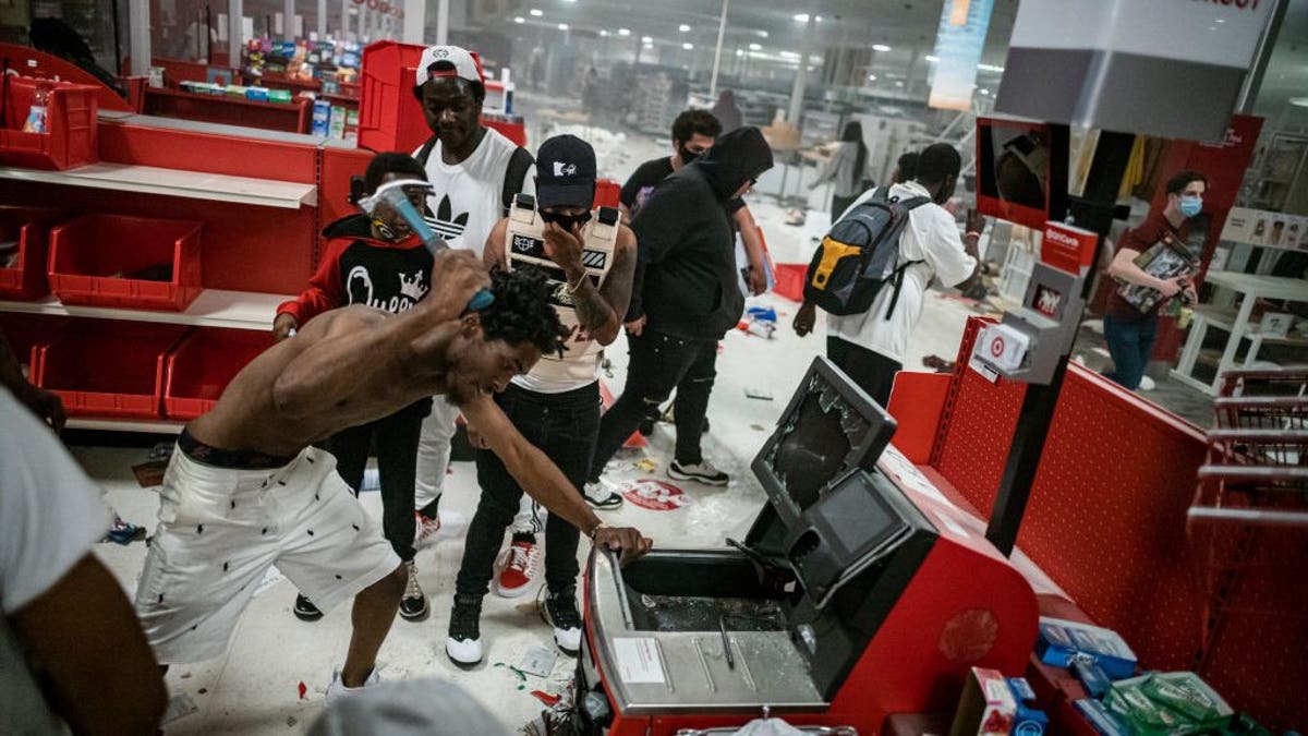 Saqueadores dentro de una tienda Target durante las protestas de George Floyd en Minneapolis