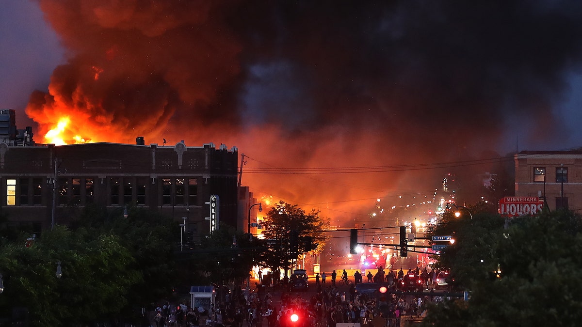 Edificios en llamas vistos desde la distancia en mayo de 2020 Foto de Minneapolis