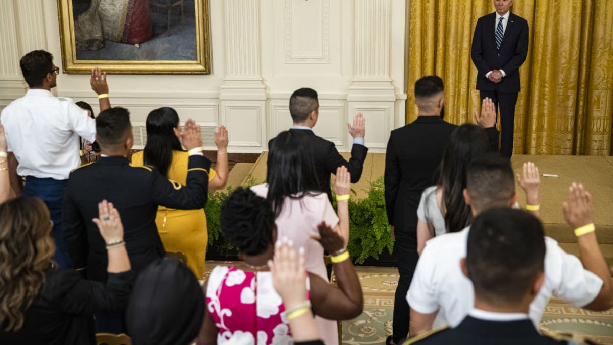 Biden asiste a la ceremonia de ciudadanía estadounidense. 