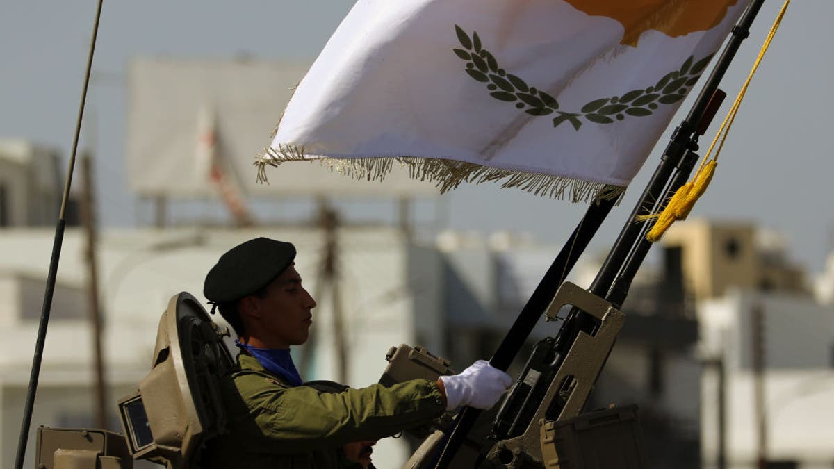 Un soldado sostiene una bandera