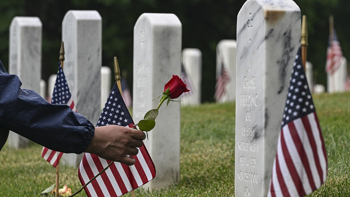 Se deposita una rosa en la lápida de un veterano