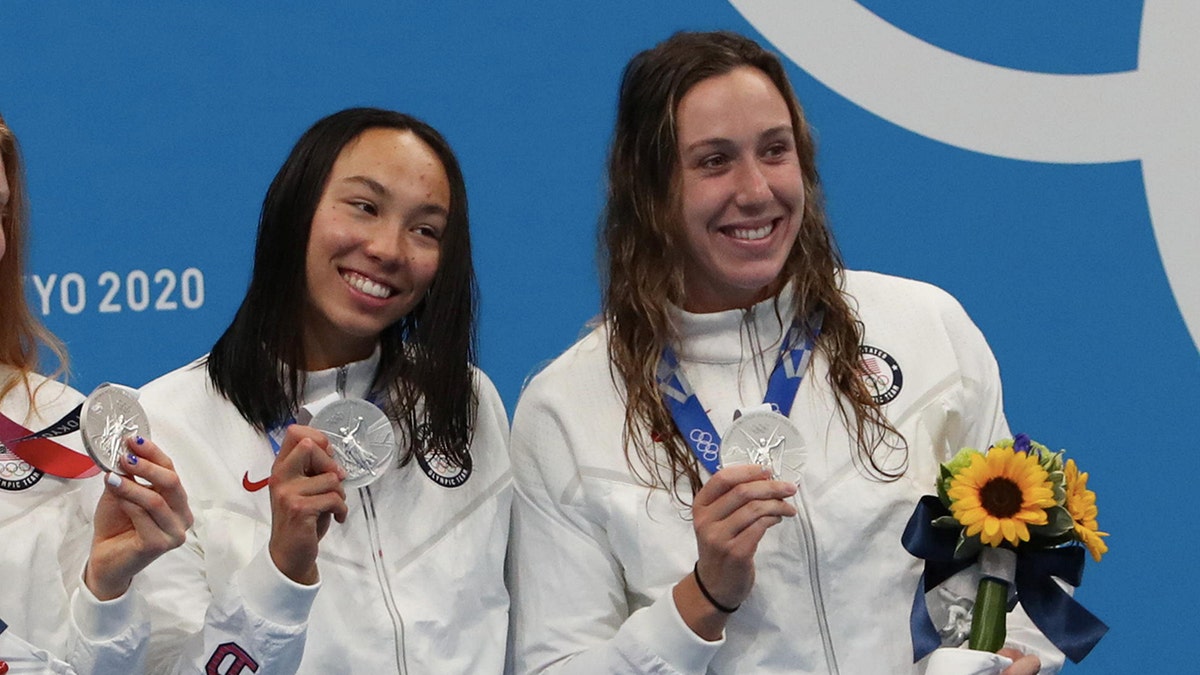 Torri Huske y Abbey Weitzeil posando con las medallas en Tokio.