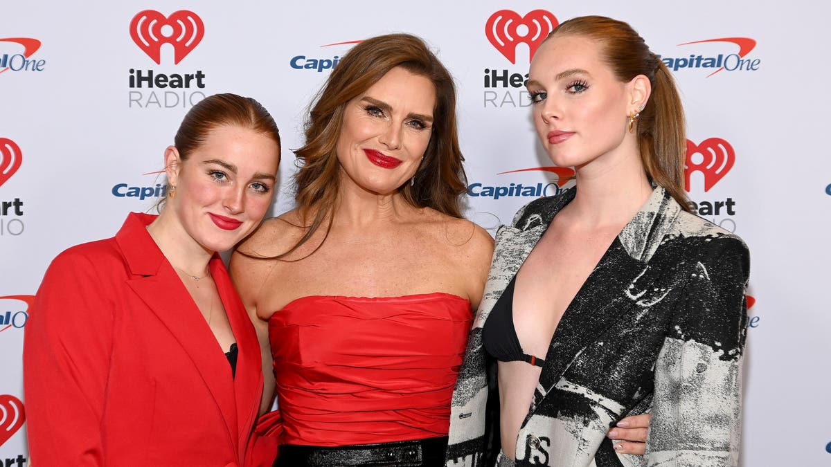 brooke shields en la alfombra roja con sus hijas grier y rowan