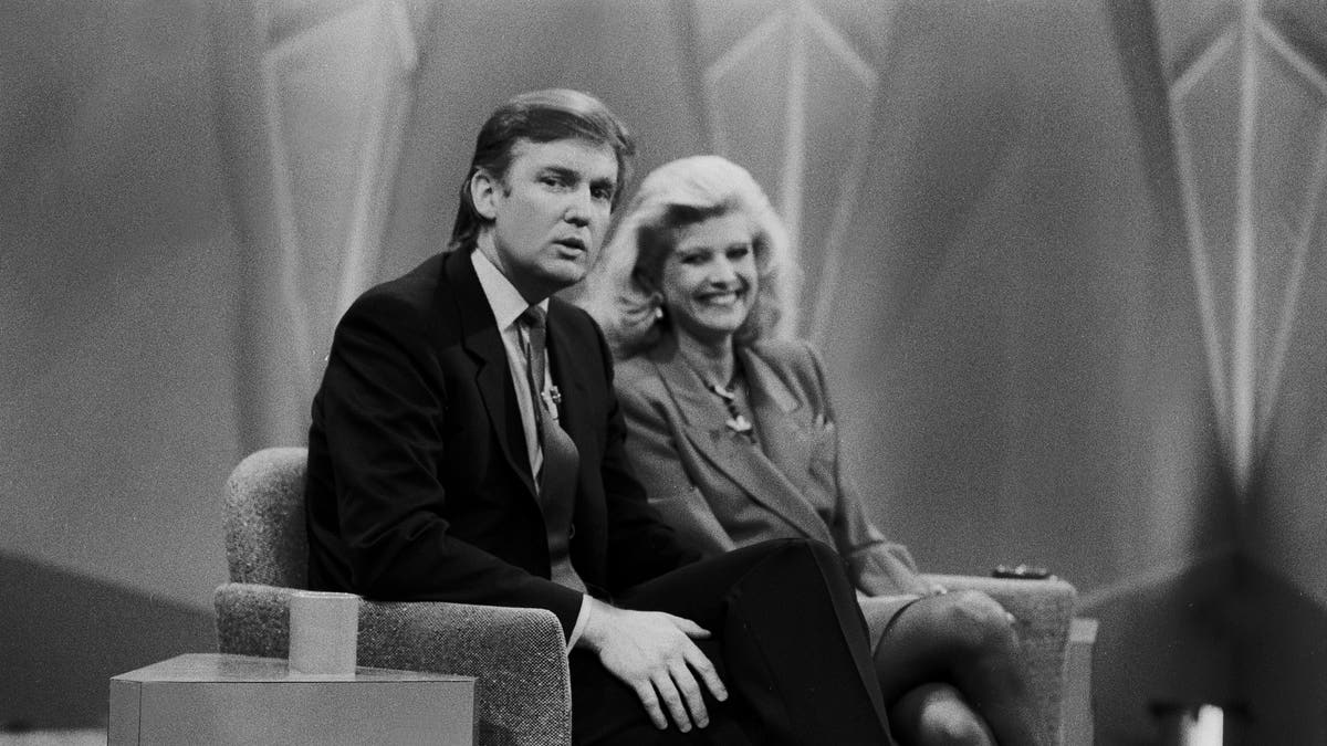 Donald e Ivana Trump aparecen en "The Oprah Winfrey Show" el 25 de abril de 1988, en Chicago.