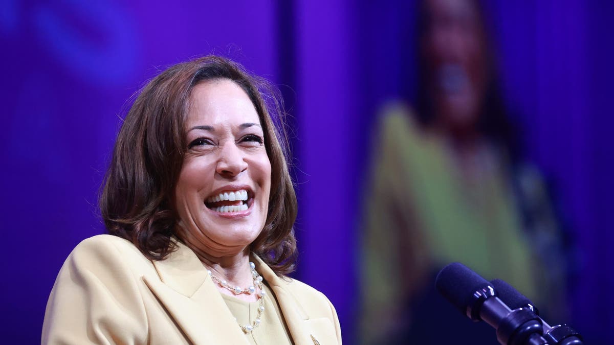 La vicepresidenta Kamala Harris recibe una calurosa bienvenida mientras sube al escenario en la 20ª Convención Cuatrienal de la Sociedad Femenina Misionera de la Iglesia Metodista Episcopal Africana (AME) el 1 de agosto de 2023, en Orlando, Florida. (Joe Burbank/Orlando Sentinel/Tribune News Service vía Getty Images)