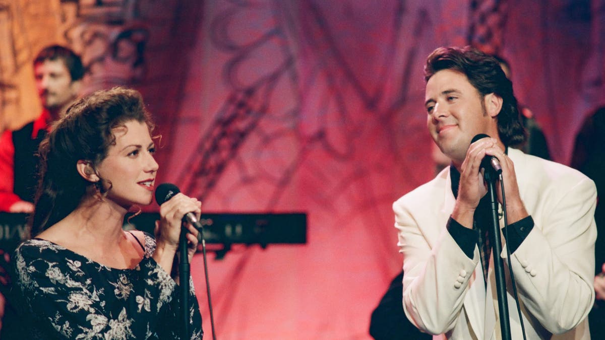 amy grant y vince gill actuando juntos en 1994