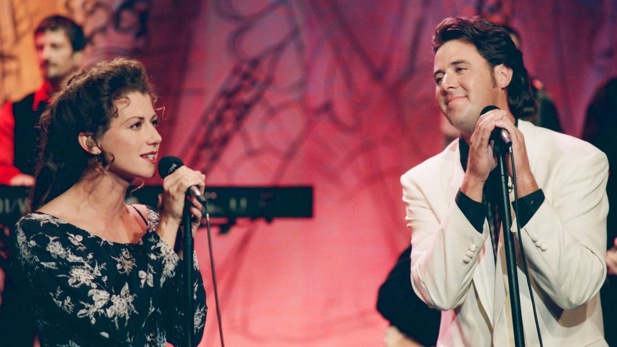 amy grant and vince gill performing together in 1994