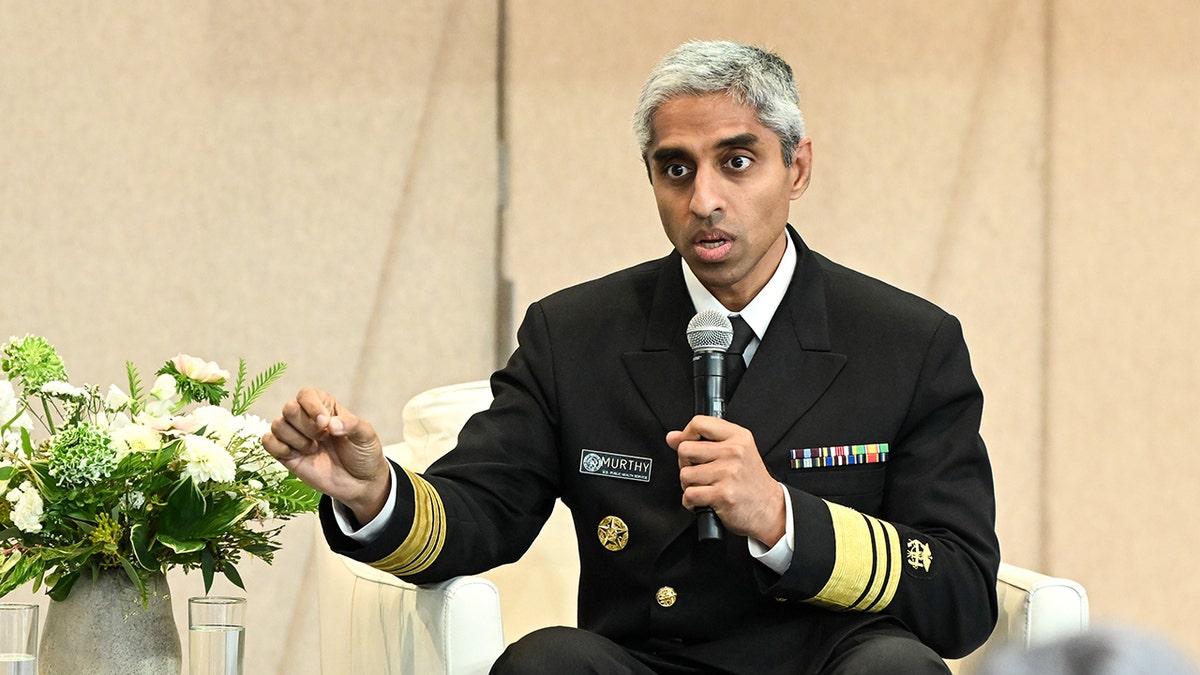 Vivek Murthy, cirujano general de EE.UU. hablando al micrófono