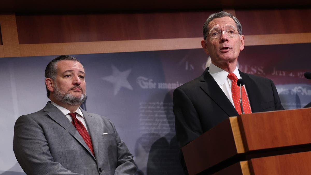 Los Sres. Ted Cruz y John Barrasso, de Texas y Wyoming,