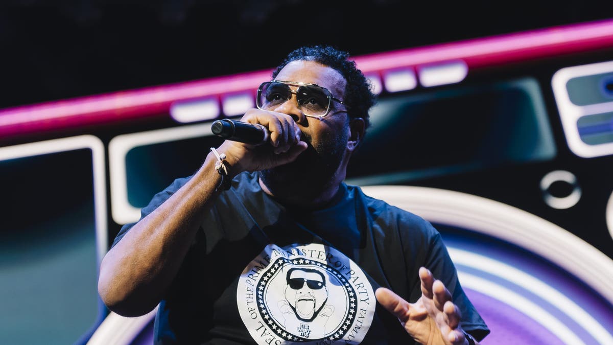 Fatman Scoop con camiseta negra habla por el micrófono en el escenario