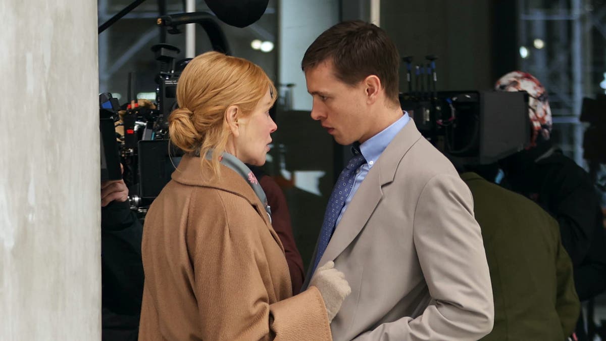 nicole kidman y harris dickinson rodando una escena para babygirl