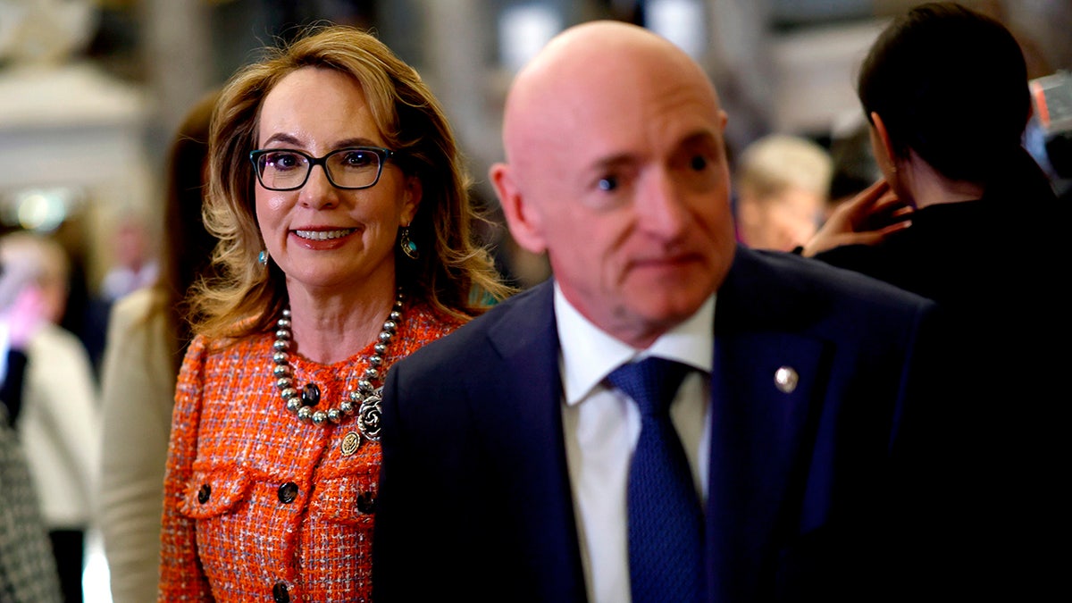 El senador Mark Kelly y Gabby Giffords