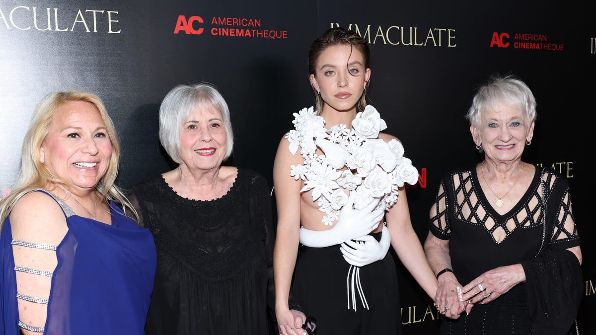 sydney sweeney posando con las abuelas en el estreno de inmaculada en los ángeles