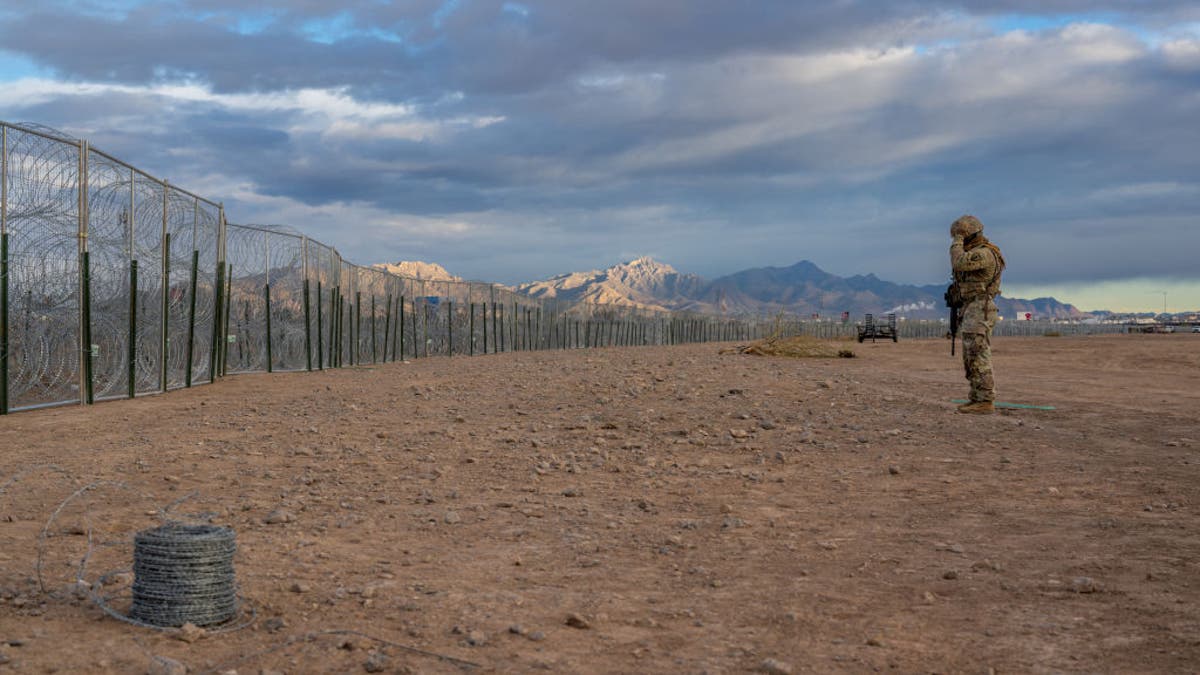 Un soldado vigila la frontera cerca de El Paso