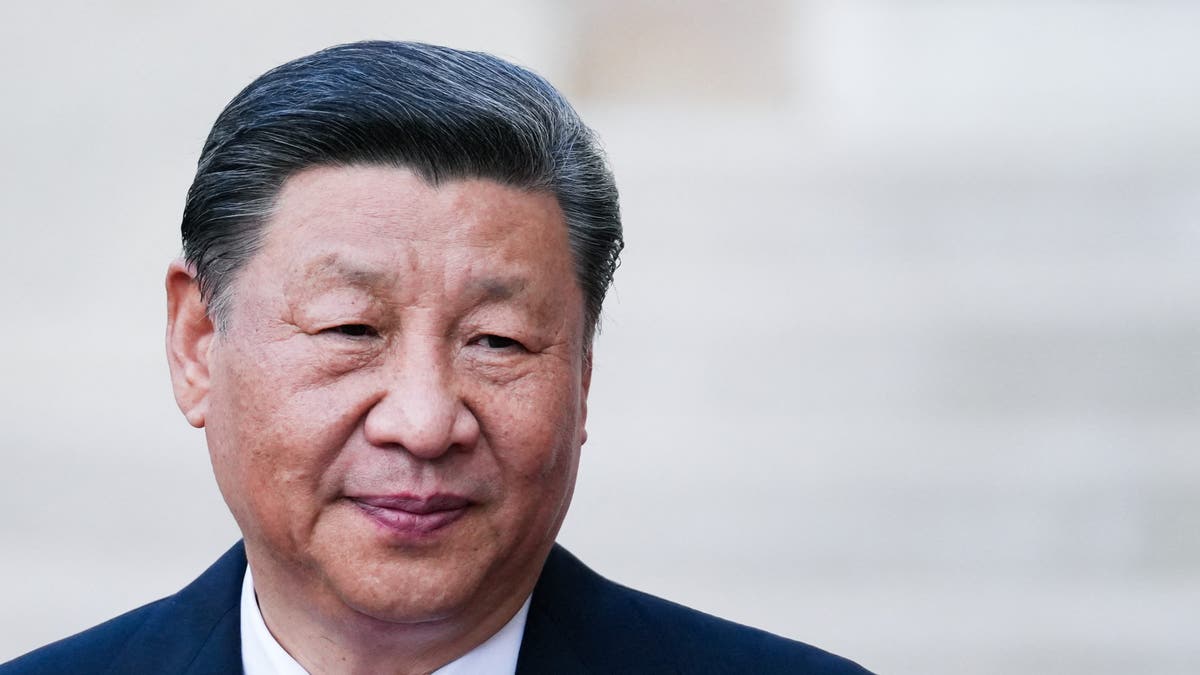 El presidente chino Xi Jinping llega a cenar al Palacio del Elíseo de París el 6 de mayo de 2024.