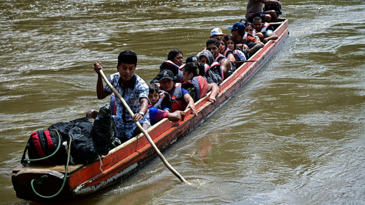 Migrantes en una canoa